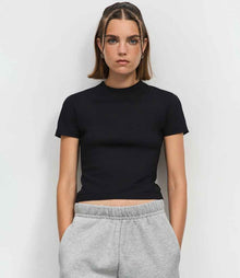 SOL'S Ladies Lilia Low Crop T-Shirt 04811 - 04811 Deep Black Model