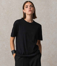 SOL'S Unisex Lyam Premium T-Shirt 04859 - 04859 Deep Black Model